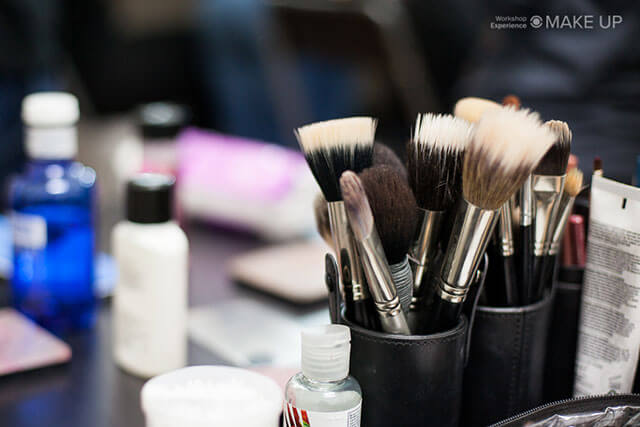 Pinceles y productos cosméticos en un curso de maquillaje profesional