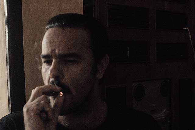 Alejandro fumando