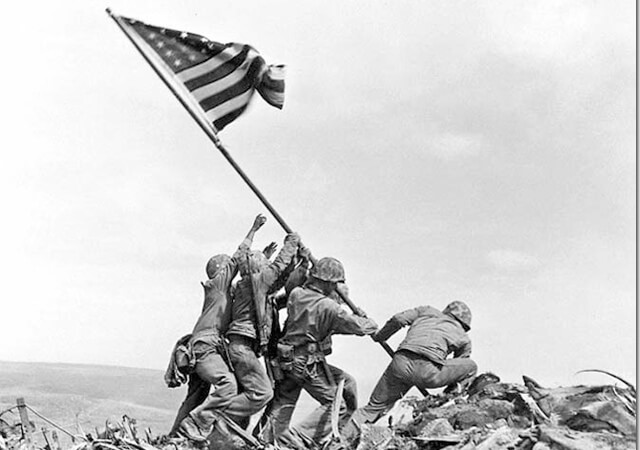 Raising the Flag on Iwo Jima, Joe Rosenthal | Fuente: educahistoria.com