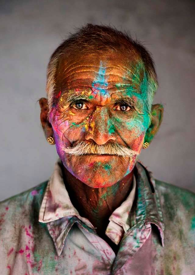 Steve McCurry Man covered in gulal during Holi, the festival of colours, 2009 | Fuente: Pinterest