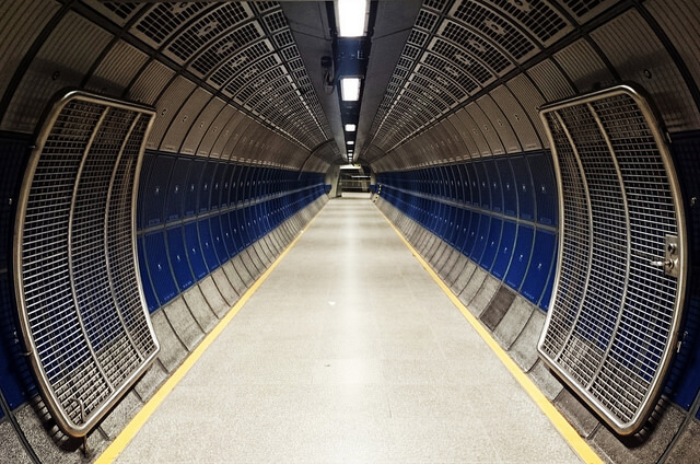 London Tube corridor | Carlos ZGZ Fuente: Flickr