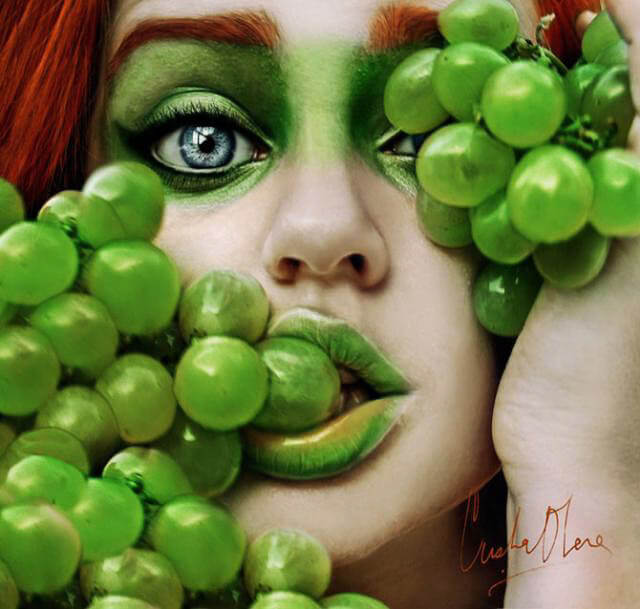 Retrato de rostro de mujer con uvas verdes