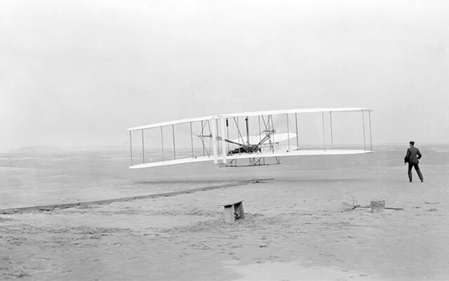 Los hermanos Wright en el primer vuelo motorizado de la historia