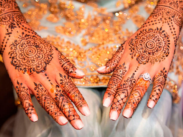 Tradicional tatuaje de manos con henna.